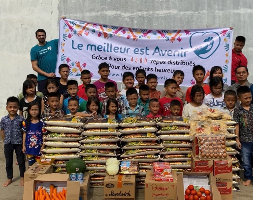 Enfants et bénévoles lors d'une action humanitaire
